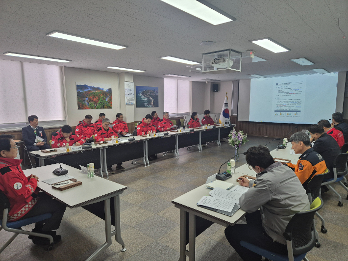 울진군이 봄철 산불 대비 관계기관 대책 회의를 개최하고 있다. 울진군 제공
