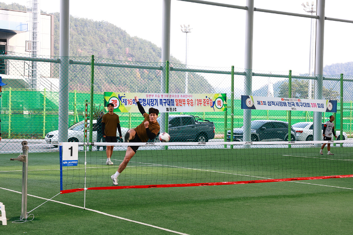 지난해 열린 울진금강송배 동호인 초청 족구대회 경기. 울진군 제공
