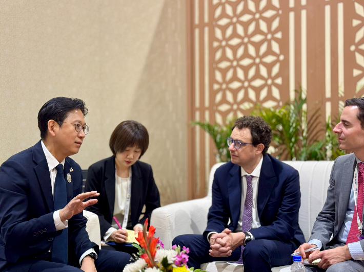 배경훈 부총리 겸 과기부 장관이 2월 19일(현지시간) 인도 뉴델리에서 개최되고 있는 '2026 인도 AI 영향 정상회의(India AI Impact Summit 2026)' 일정 중 글로벌 AI 생태계를 주도하고 있는 기업 중 하나인 엔트로픽 다리오 아모데이 CEO와 양자 면담을 가졌다. 과학기술정보통신부 제공