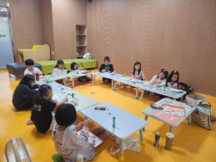 광주광역시 시립도서관(무등·사직·산수·하남)은 평생 독서습관을 길러주는 독서문화운동인 '북스타트 사업'을 상반기 동안 운영하고 책놀이 프로그램과 '북스타트 책 꾸러미'를 무료로 제공한다고 밝혔다. 광주시 제공