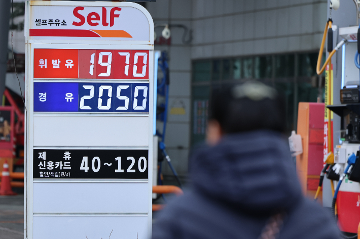 정부가 국제유가 상승 국면을 틈탄 가격 담합이나 매점매석 등 불법 행위에 대해 엄정 단속에 나서겠다고 밝힌 가운데 서울 휘발유와 경유 가격이 1900원대를 넘어섰다. 연합뉴스