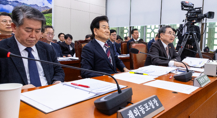 6일 국회에서 열린 외교통일위원회 전체 회의에 출석한 정동영 통일부 장관(가운데). 연합뉴스