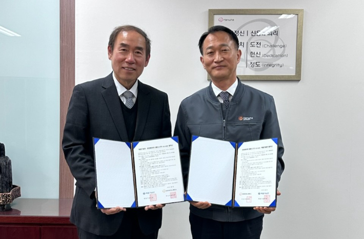 민병원 독립기념관 사무처장(왼쪽)이 김경원 한화에어로스페이스(주) 아산사업장장(오른쪽)이 독립유공자 후손 및 취약계층 교육 지원을 위한 업무협약을 체결하고 기념촬영을 하고 있다. 독립기념관 제공