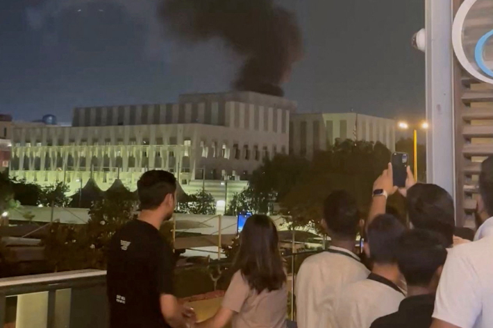 3일(현지시간) 아랍에미리트 두바이에 위치한 미국 영사관 근처 지역에서 연기가 피어오르고 있다. 연합뉴스