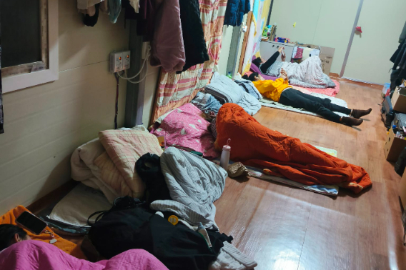 외국인 계절노동자 15명이 함께 생활한 전남 고흥의 한 굴 양식장 기숙사 내부 모습. 전남노동권익센터 제공 