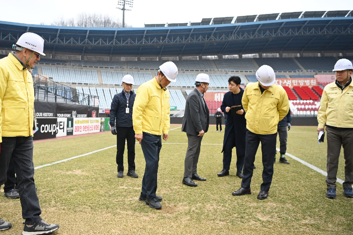 조용익 부천시장이 잔디 상태를 점검하고 있다. 부천시 제공