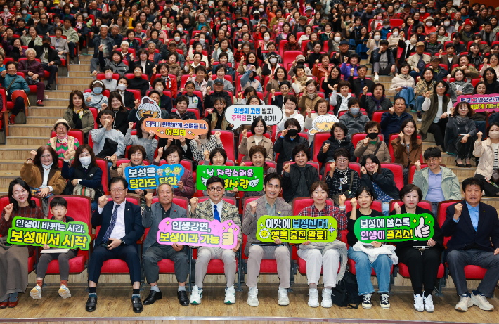 차인표 작가가 김철우 보성군수와 군민들과 함께 피켓을 들고 퍼포먼스를 하고 있다. 보성군 제공 