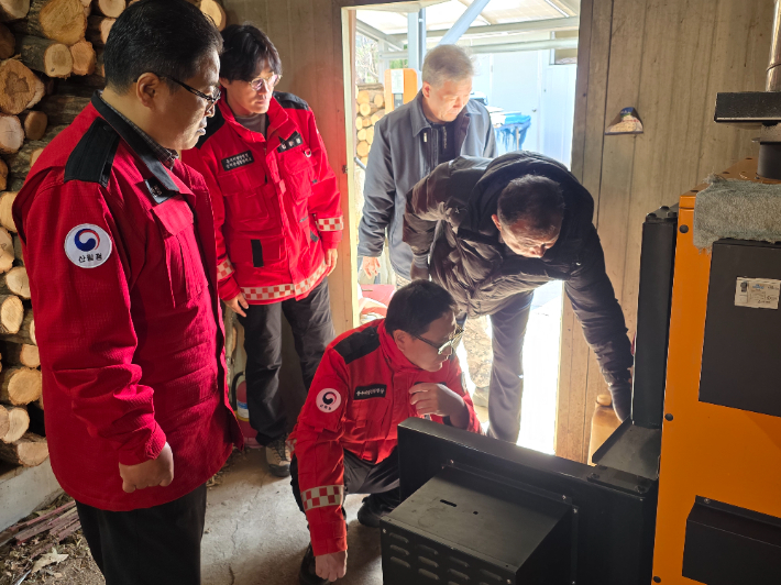 화목보일러 농가 단속. 동부지방산림청 제공