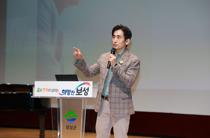 차인표 작가가 보성에서 특강하고 있다. 보성군 제공  