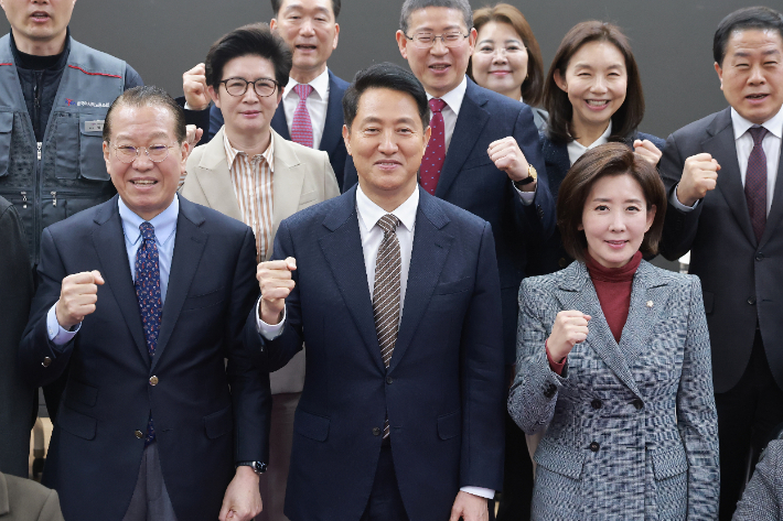 오세훈 서울시장이 6일 국회 의원회관에서 국민의힘 권영세 의원과 서울시가 연 용산국제업무지구 관련 정책 토론회에 참석해 권 의원, 국민의힘 나경원 의원 등 참석자와 기념 촬영하고 있다. 연합뉴스