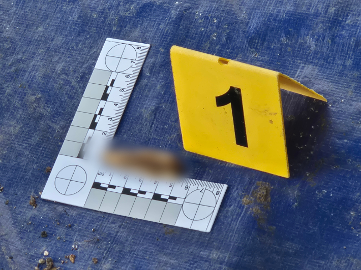 국토교통부 항공철도사고조사위원회(항철위)와 전남경찰청 과학수사대는 6일 전남 무안국제공항에서 사고기 잔해물 추가 조사를 진행해 희생자 유해로 추정되는 새로운 뼈조각 7점을 발견했다. 독자 제공