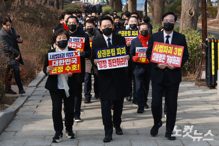 장동혁 국민의힘 대표와 송언석 원내대표를 비롯한 의원들이 5일 오전 서울 종로구 청와대 사랑채 앞 분수대에서 열린 현장 의원총회를 마친 후 청와대 앞으로 도보 행진을 하고 있다. 류영주 기자