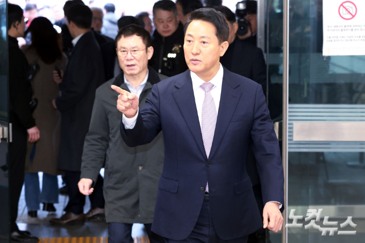 '명태균 여론조사비 대납' 의혹으로 기소된 오세훈 서울시장이 4일 오전 서울 서초구 서울중앙지방법원에서 열린 정치자금법위반 첫 공판에 출석하고 있다. 류영주 기자