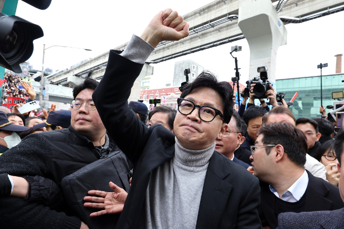 서문시장서 인사하는 한동훈     (대구=연합뉴스) 김현태 기자 = 한동훈 국민의힘 전 대표가 27일 오후 대구 서문시장을 찾은 자리에서 지지자들에게 인사하고 있다. 2026.2.27     mtkht@yna.co.kr (끝)   <저작권자(c) 연합뉴스, 무단 전재-재배포, AI 학습 및 활용 금지> 연합뉴스