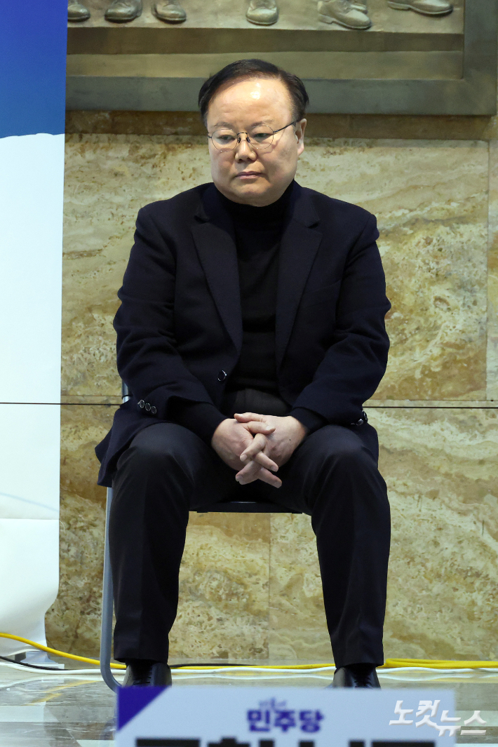 국민의힘 장동혁 대표가 19일 서울 여의도 국회 로텐더홀 농성장에서 닷새째 단식 농성을 이어가는 가운데 김재원 최고위원이 동조 단식을 하고 있다. 윤창원 기자