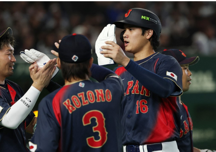 일본 오타니 쇼헤이(오른쪽)가 6일 대만과 WBC 경기에서 2회 만루 홈런을 날린 뒤 동료들과 기뻐하고 있다. 연합뉴스  