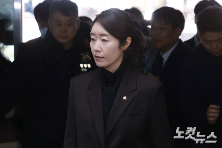 1억 공천헌금 수수 의혹을 받는 강선우 무소속 의원이 지난 3일 오후 서울 서초구 서울중앙지방법원에서 열린 영장실질심사에 출석하고 있다. 류영주 기자