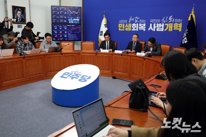 더불어민주당 김이수 공천관리위원장이 27일 서울 여의도 국회에서 공천 심사 결과 1차발표를 하고 있다. 윤창원 기자