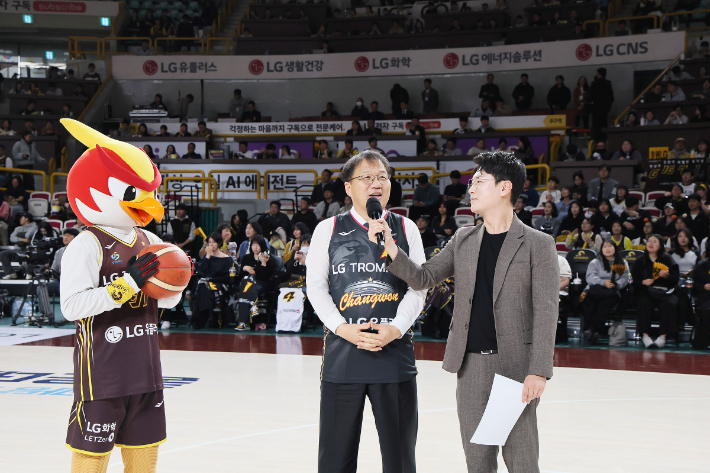 장금용 창원시장 권한대행이 6일 울산 현대모비스전 홈경기에서 이번 시즌 우승을 기원하며, 등번호 1번 유니폼을 입고 시투를 하고 있다. 창원시 제공 