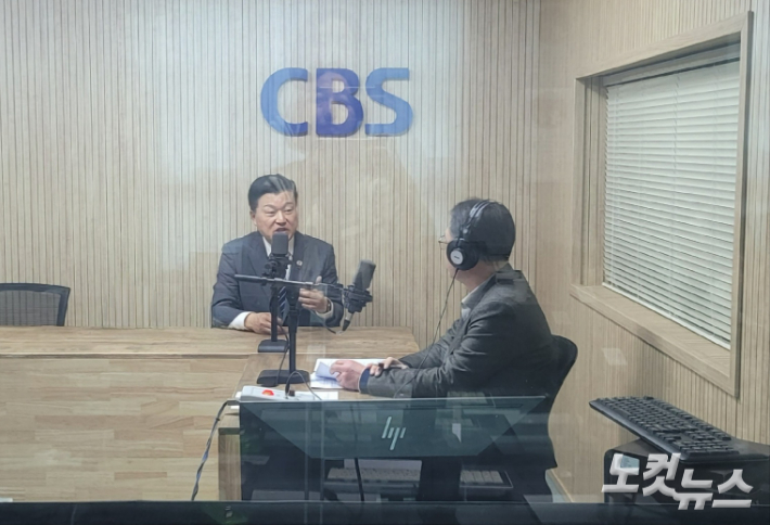 왼쪽부터 신용한 예비후보, 김종현 앵커. 충북CBS