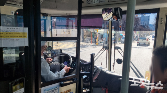 여성 버스 기사 구미정씨가 지난달 28일 시내버스에 탄 승객에게 웃으며 인사하고 있다. 김지은 기자
