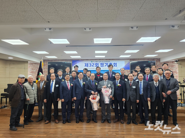 예장 남울산노회 남전도연합회 32차 정기총회 참석자들이 기념촬영을 하고 있다. 김유리 아나운서