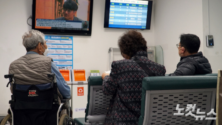 도내 한 종합병원에서 진료를 기다리는 환자들. 고상현 기자