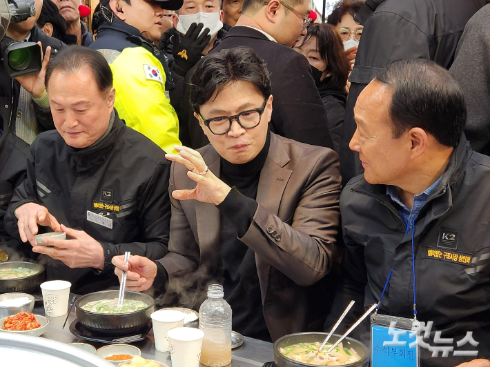 7일 오후 한동훈 국민의힘 전 대표가 부산 북구 구포시장을 찾아 시장 상인회 관계자들과 식사하며 이야기를 나눴다. 정혜린 기자