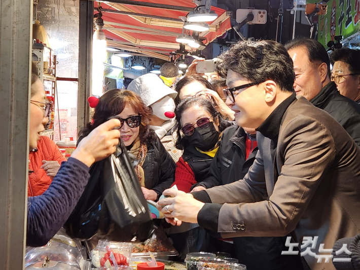 7일 오후 부산 구포시장을 찾은 한동훈 전 국민의힘 대표가 시장 내 가게에서 젓갈을 구매하고 있다. 정혜린 기자