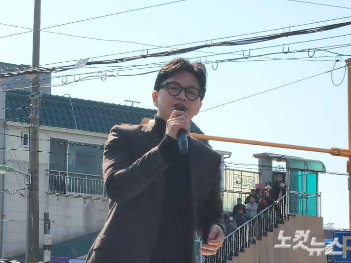7일 오후 부산 구포시장을 찾은 한동훈 국민의힘 전 대표가 "보수를 재건하겠다"는 강한 의지를 드러냈다. 정혜린 기자