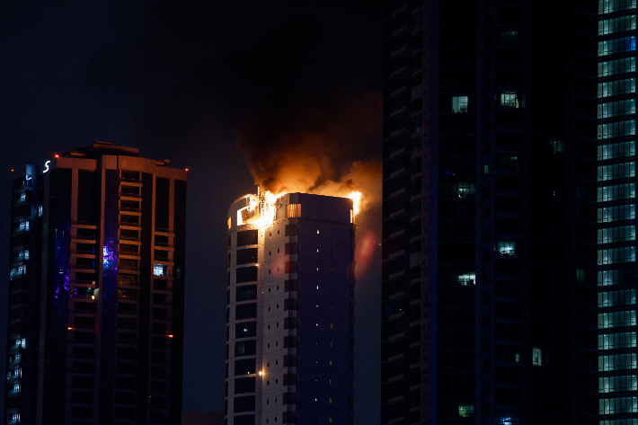 이란 드론 공격받은 바레인의 고층건물. 연합뉴스