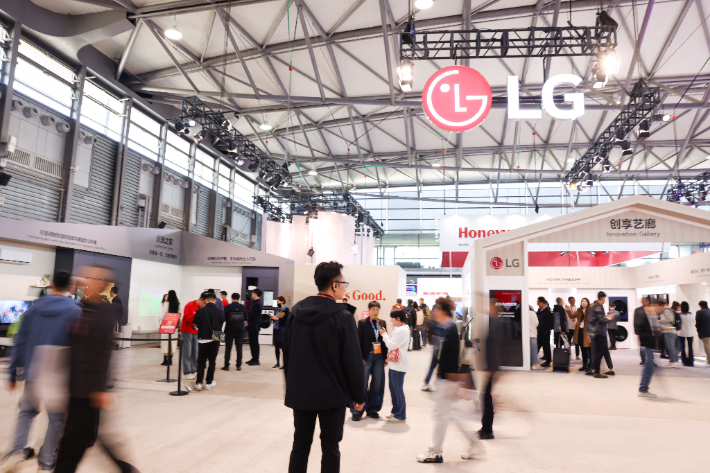 'AWE 2025'서 LG AI 홈 체험하는 관람객. 연합뉴스