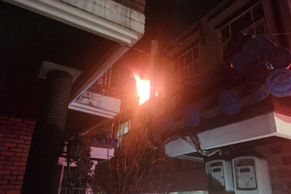 8일 오전 0시 40분쯤 강원 춘천시 후평동 한국전력공사 인근 다가구주택 4층에서 불이 났다. 강원소방본부 제공