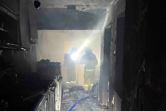 8일 오전 0시 40분쯤 강원 춘천시 후평동 한국전력공사 인근 다가구주택 4층에서 불이 났다. 강원소방본부 제공