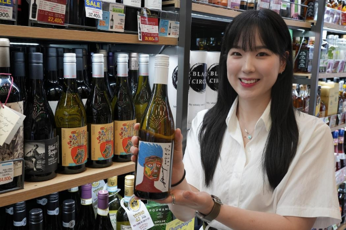 세븐일레븐, 하정우 그림 라벨에 넣은 '마키키' 와인 출시. 연합뉴스