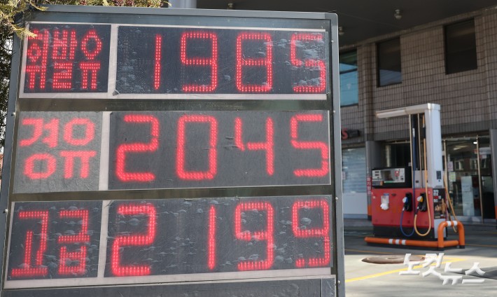 중동 전쟁 여파로 국제 유가가 급등하면서 국내에서도 경유 가격이 휘발유를 앞지르는 