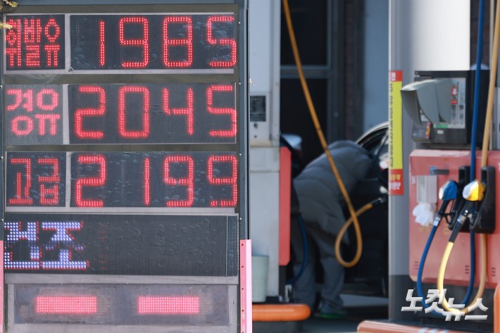 중동 전쟁 여파로 국제 유가가 급등하면서 국내에서도 경유 가격이 휘발유를 앞지르는 