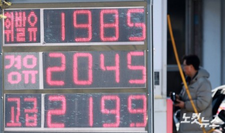 중동 전쟁 여파로 국제 유가가 급등하면서 국내에서도 경유 가격이 휘발유를 앞지르는 