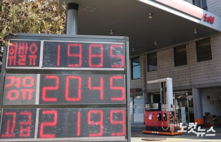중동 전쟁 여파로 국제 유가가 급등하면서 국내에서도 경유 가격이 휘발유를 앞지르는 
