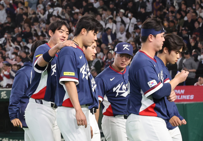 7일 일본 도쿄돔에서 열린 2026 월드베이스볼클래식(WBC) 조별 리그 C조 2차전 대한민국과 일본의 경기에서 6-8로 패배한 한국 선수들이 아쉬워하고 있다. 연합뉴스 