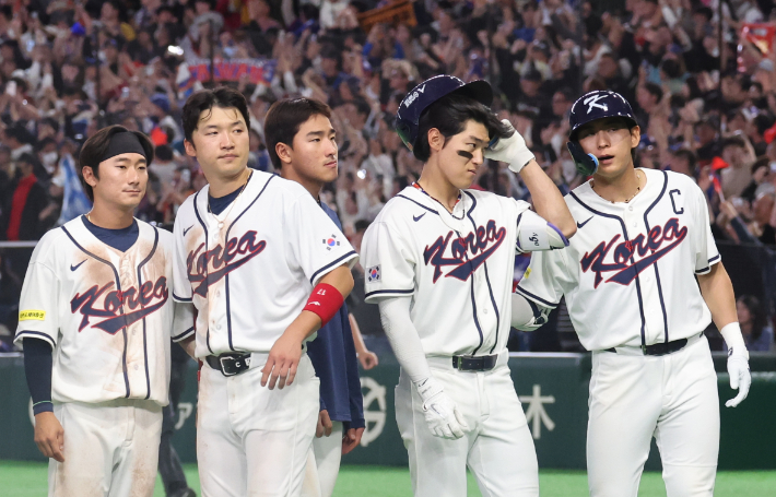 8일 일본 도쿄돔에서 열린 2026 월드베이스볼클래식(WBC) C조 조별 리그 3차전 대한민국과 대만의 경기에서 4-5로 패배한 한국 선수들이 아쉬워하고 있다. 연합뉴스 