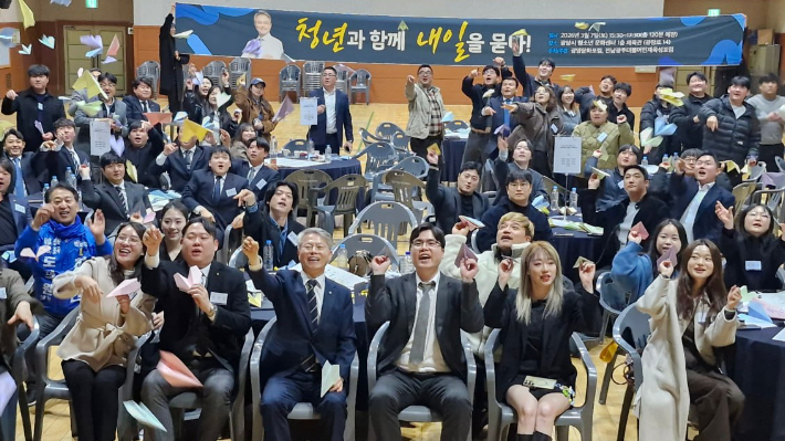 민형배 더불어민주당 의원이 광양시청소년문화센터에서 열린 '전남·광주 통합특별시 청년정책 해커톤'에서 청년들과 종이비행기를 날리고 있다. 의원실 제공  