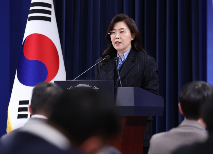 브리핑하는 강유정 대변인. 연합뉴스