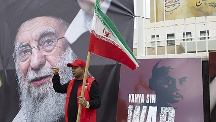 미군 공격에 사망한 이란 최고지도자 하메네이를 추모하는 시위자. 연합뉴스