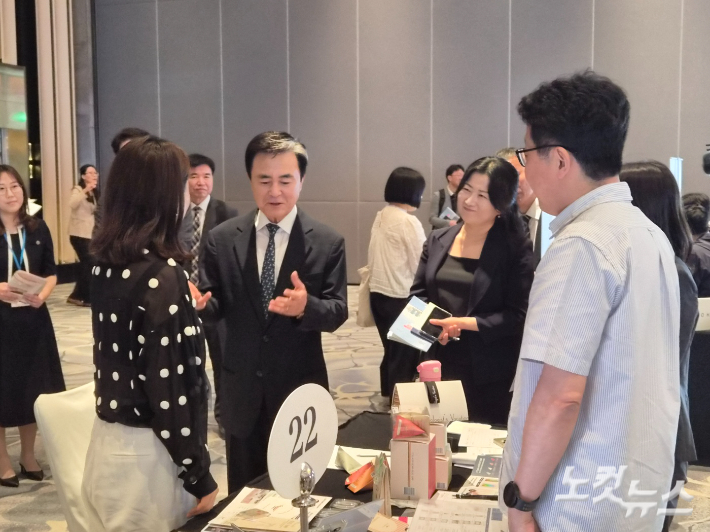 지난 5일 싱가포르 수출상담회장을 찾은 김태흠 충남지사가 현지 바이어들에게 충남 제품의 우수성을 설명하고 있다. 김정남 기자