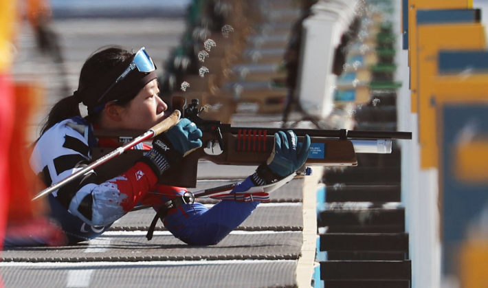 8일(현지 시각) 이탈리아 테세로 크로스컨트리 스타디움에서 열린  2026 밀라노·코르티나동계패럴림픽 파라바이애슬론 여자 스프린트 좌식 12.5km 결승에서 한국 김윤지가 사격하고 있다. 연합뉴스 