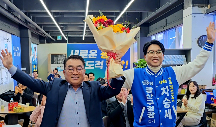 더불어민주당 차승세 광주 광산구청장 예비후보가 지난 7일 광주 광산구 장덕동 자신의 선거사무소 개소식에서 총괄선대본부장으로 캠프에 합류한 정무창 전 광주시의회 의장과 기념촬영을 하고 있다. 차승세 후보 측 제공