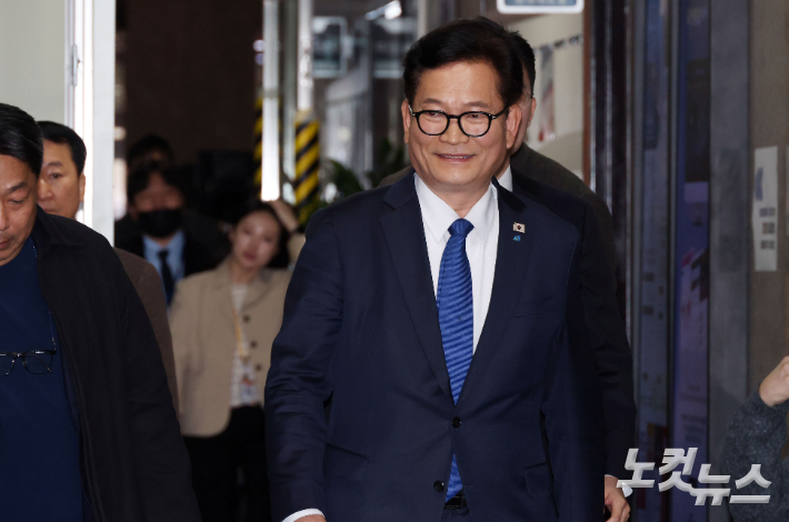 송영길 전 더불어민주당 대표가 5일 국회에서 더불어민주당 정청래 대표와 비공개 면담을 위해 당대표실로 이동하고 있다. 황진환 기자