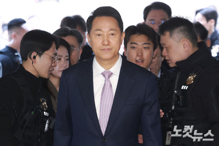 '명태균 여론조사비 대납' 의혹으로 기소된 오세훈 서울시장이 4일 오전 서울 서초구 서울중앙지방법원에서 열린 정치자금법위반 첫 공판에 출석하고 있다. 류영주 기자