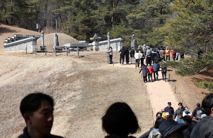 지난 8일 관객 수 1100만여명을 기록한 영화 '왕과 사는 남자'의 역사적 배경이 된 강원 영월군 장릉(단종의 무덤) 일원에 관광객 발걸음이 이어지고 있다.  연합뉴스